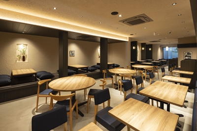 和のモチーフや「藍色」をとりいれた居心地の良い空間