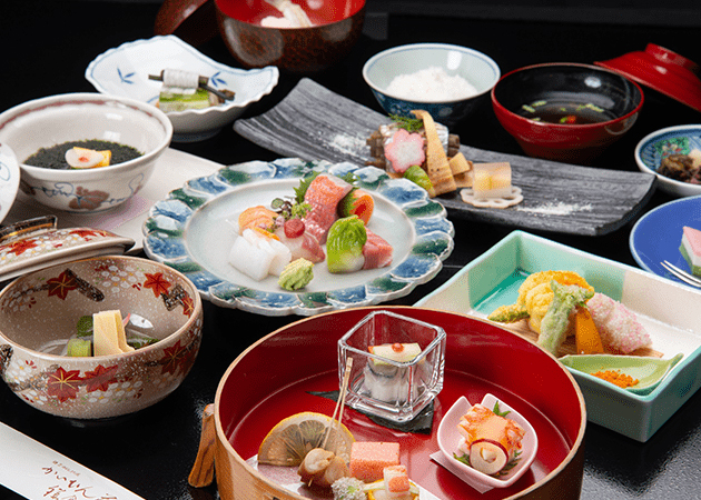 個室でいただく夕食は、厳選された旬の素材を使った懐石料理