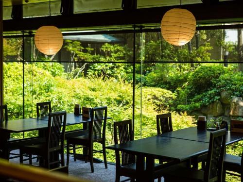 緑豊かな日本庭園を望むレストラン「あじさい」