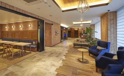 レストランを併設した１階ロビー（フロント）