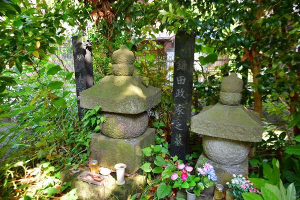 ▲敷地内にある源義朝の墓（左）と鎌田政家の墓