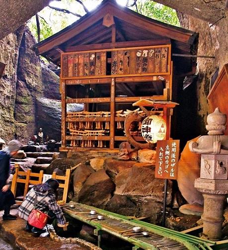 鎌倉随一の金運スポット「銭洗財弁天 ​宇賀福神社」の歴史をチェック