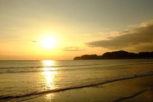 夕暮れの由比ヶ浜海岸の写真