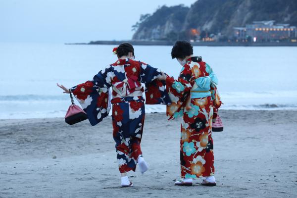 着物でお寺や神社巡りをしたら、由比ヶ浜海岸まで足を延ばすのもいいです ね