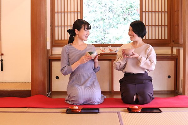 枯山水庭園を望みながら心穏やかに抹茶をいただきます。忙しい日常から離れ、