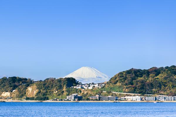 光明寺を後にして、国道134号線の高架下をくぐって材木座海岸へ。ここからも晴れた日は右手に富士山が見えます。