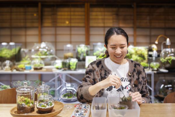 笑顔で制作体験をする女性の写真