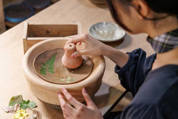 陶芸体験を楽しむ女性の写真