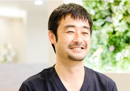 笑顔の根本院長の写真