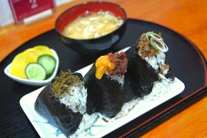 おにぎりとお味噌汁とお漬物のセット