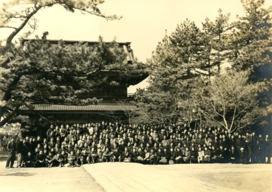 光明寺山門前での集合写真の画像