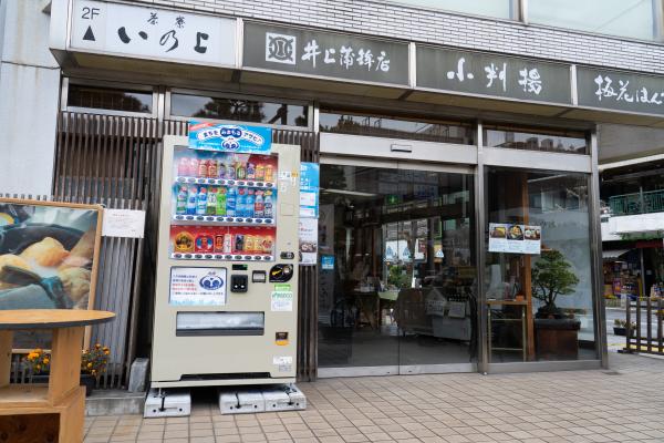 まちを見守る自販機の写真